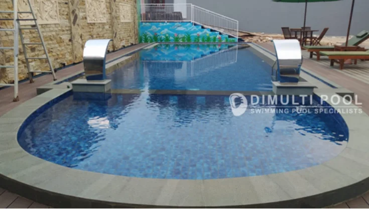 Ilustrasi kolam renang. Ini Perbedaan Sistem Pemipaan Kolam Renang Overflow dan Skimmer.