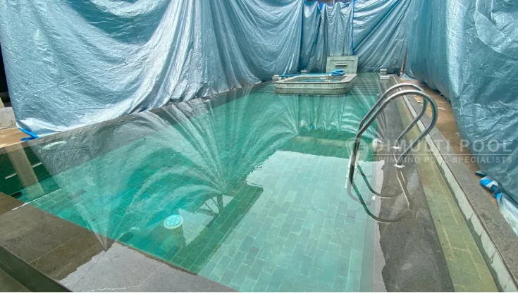 Kolam Renang dengan Finishing Batu Hijau Sukabumi. Ini Kelebihan Bibir Kolam Renang Batu Hijau Sukabumi yang perlu anda tau.