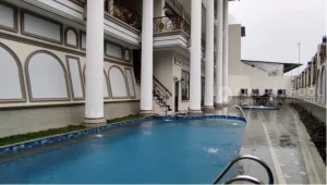 Kolam renang free form hotel. Ini kelebihan menggunakannya.