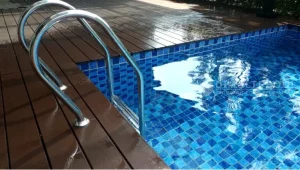 Tangga kolam renang. Salah satu fitur keamanan kolam renang.