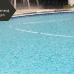 Hujan di kolam renang. Ini kelebihan mengisi kolam renang dengan air hujan.