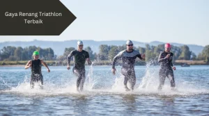 Ilustrasi atlet bertanding triathlon. Ini gaya renang triathlon terbaik yang bisa dilakukan.