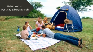 Ilustrasi camping di taman bersama keluarga. Salah satu bentuk liburan murah.