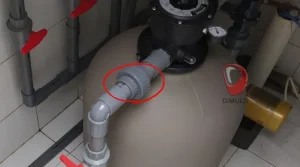 Contoh pemasangan water mur di instalasi kolam renang. Ini pentingnya.