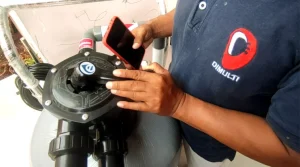 Pengoperasian handle multivalve filter kolam renang oleh tim Dimulti Pool.