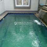 Kondisi air kolam renang berwarna hijau bening. Ini layanan jasa penjernihan kolam renang terbaik.