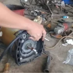 Pompa yang dibongkar. Ini cara memperbaiki kabel pompa kolam renang terbakar.