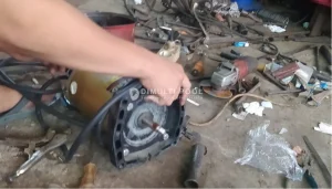 Pompa yang dibongkar. Ini cara memperbaiki kabel pompa kolam renang terbakar.