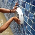 Proses perbaikan lampu kolam renang redup. Ini penyebab dan caranya.