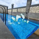 Ilustrasi pecahan kaca. Ini cara membersihkan pecahan kaca masuk ke kolam renang.