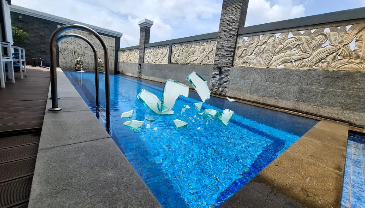Ilustrasi pecahan kaca. Ini cara membersihkan pecahan kaca masuk ke kolam renang.