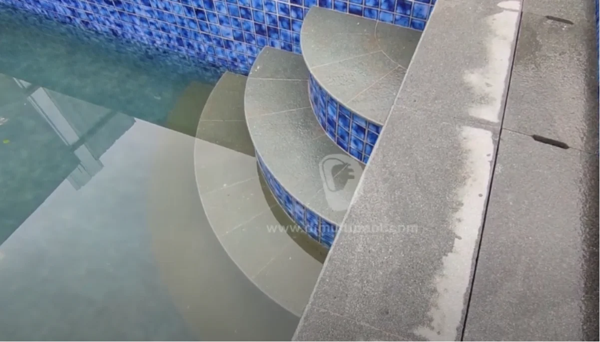 Kondisi trap tangga kolam renang kotor. Ini tips membersihkan bagian trap tangga kolam renang.