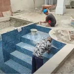 Pembuatan trap tangga kolam renang. Ini jumlah trap tangga kolam renang yang ideal.