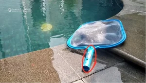 Posisi gagang leaf skimmer kolam renang. Ini cara memperbaiki gagang leaf skimmer patah.