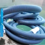 Vacuum hose kolam renang yang robek. Ini penyebab dan cara memperbaiki vacuum hose robek.