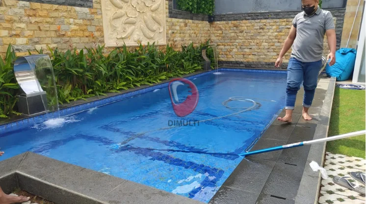 Air kembali jernih setelah dilakukan treatment oleh Tim Dimulti Pool 1 Menjernihkan Air Kolam Renang Berkabut Ukuran 3 X 7 Meter