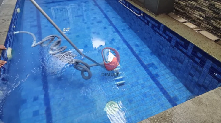 Kondisi air setelah dilakukan vacuum buang Mengatasi Air Kolam Renang Keruh Ukuran 3 X 5 Meter