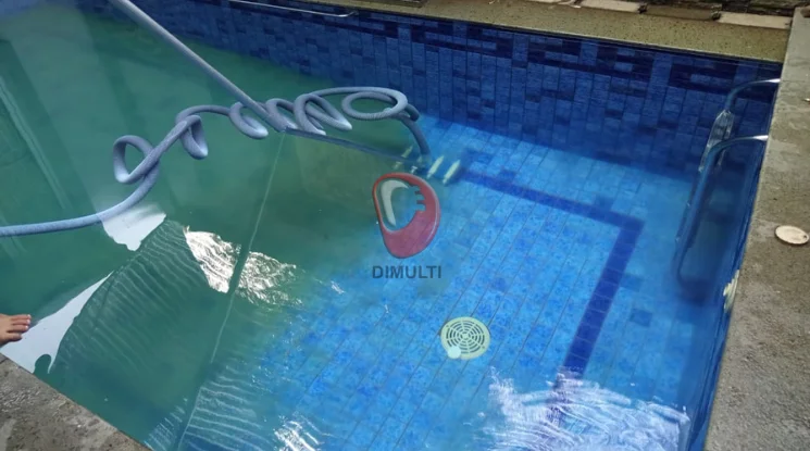 Proses vacuum buang untuk menghilangkan kotoran yang mengendap Mengatasi Air Kolam Renang Keruh Ukuran 3 X 5 Meter