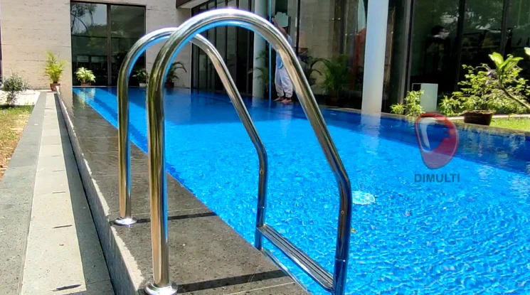 Membersihkan tangga stainless steel kolam renang kusam