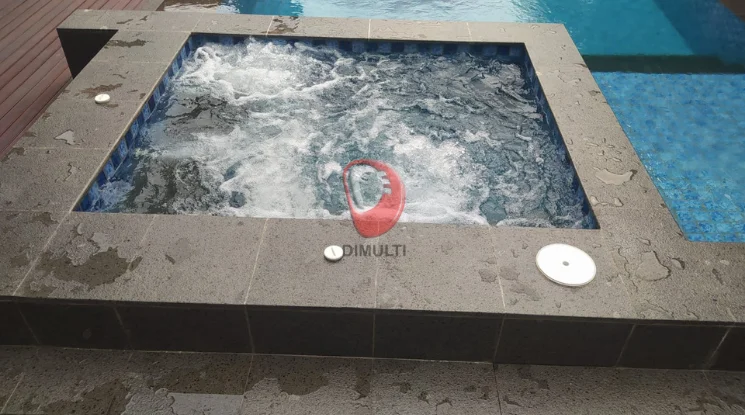 Contoh semburan aerator di kolam jacuzzi yang rata Mengatasi Semburan Aerator di Kolam Jacuzzi Tidak Rata