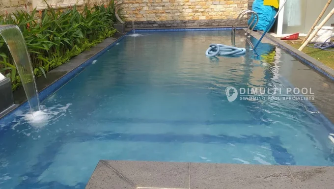 Kondisi air kolam renang ukuran 3X9 meter berkabut.