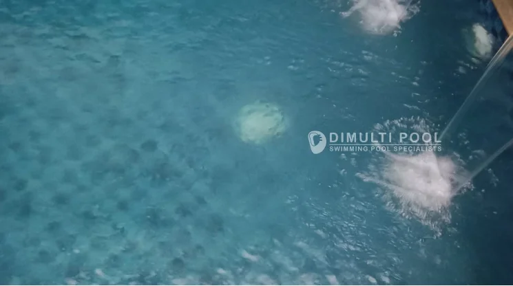 Kondisi air kolam renang yang keruh.