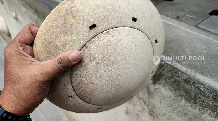 Penyebab dan cara membersihkan mika lampu kolam renang berlumut
