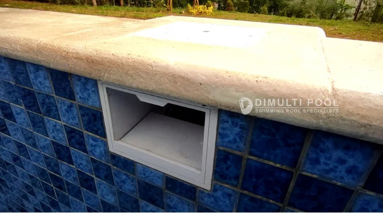 Lokasi pemasangan lubang skimmer kolam renang.