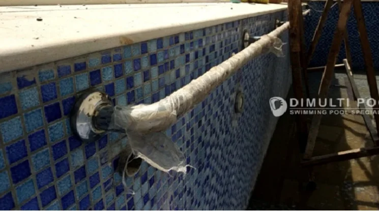 Pemasangan hand railing kolam renang yang dijual Dimulti Pool.