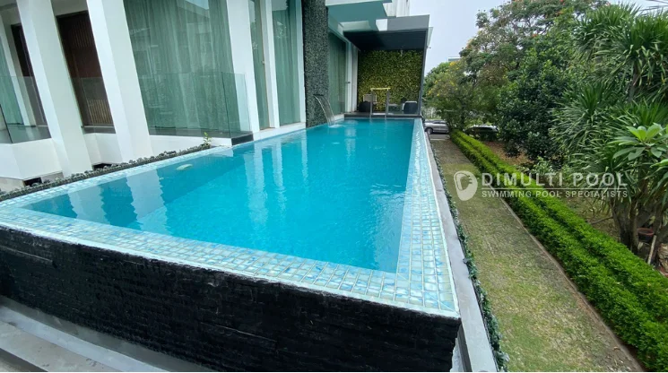 Kolam renang ukuran 3 X 11 meter yang jernih usai dilakukan perawatan oleh Dimulti Pool