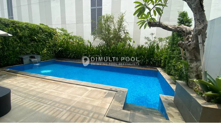 Kondisi kolam renang ukuran 3 X 9 meter yang jernih setelah treatment perawatan rutin oleh Dimulti Pool