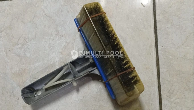 Pool brush gagang logam.