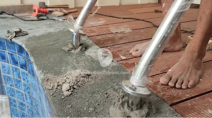 Proses pemasangan tangga kolam renang