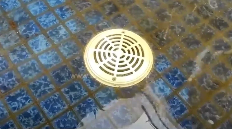 Kondisi cover main drain kolam renang kotor