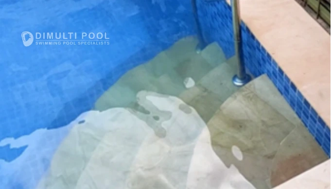 Kondisi trap tangga kolam renang yang sedikit berlumut