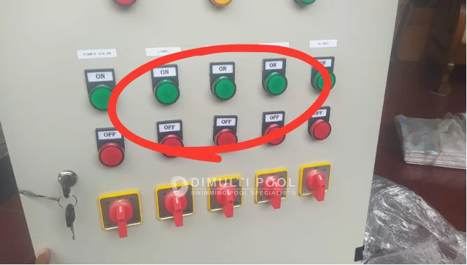 Posisi lampu indikator di box panel kolam renang.