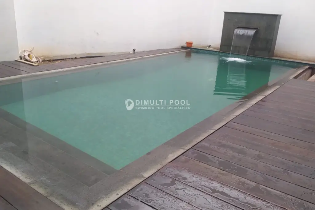 Kolam renang hijau. Ini cara menjernihkan air kolam renang berwarna hijau bening.