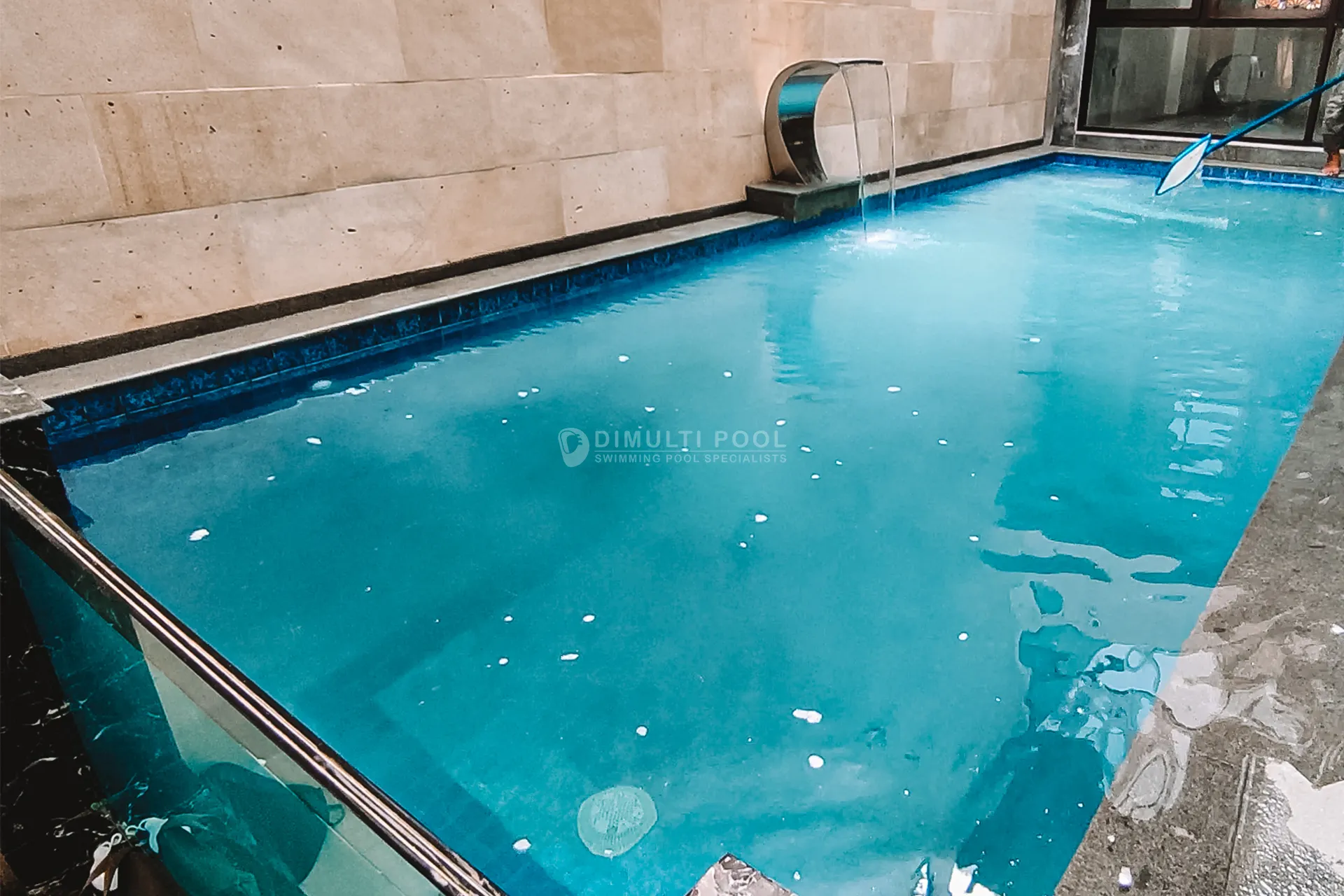 air kolam renang berkabut