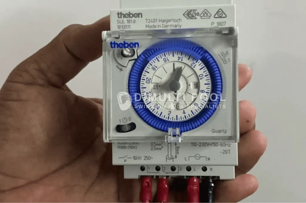 Bagian-bagian timer kolam renang.