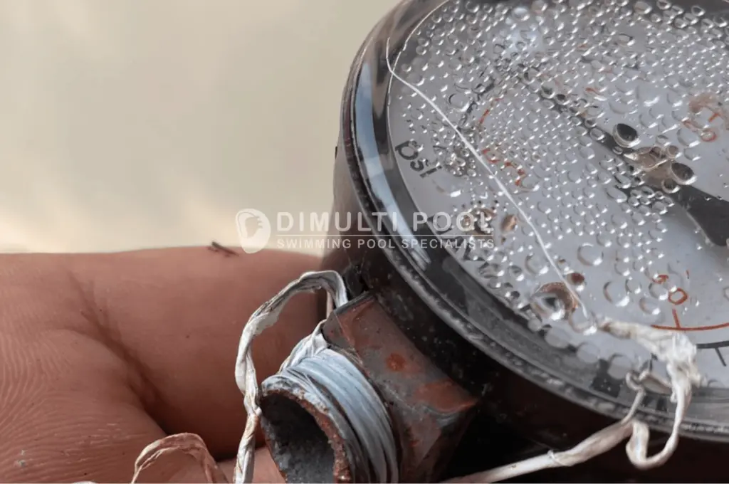 Pengukur tekanan atau pressure gauge filter kolam renang.
