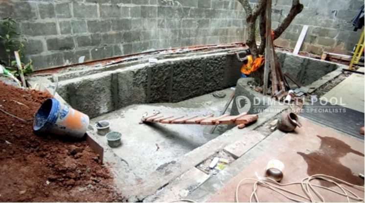 Pengecoran proyek jasa pembuatan kolam renang tangerang selatan. Ini proses selengkapnya.