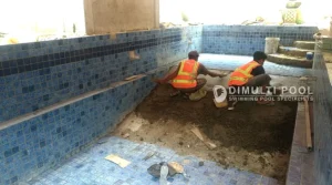 Pemasangan mozaik di proyek jasa pembuatan kolam renang di Pangandaran. Intip prosesnya.